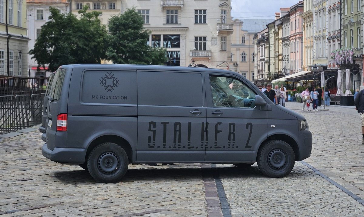 Мікроавтобус MK Foundation із написом STALKER 2 припаркований на міській площі Львова.