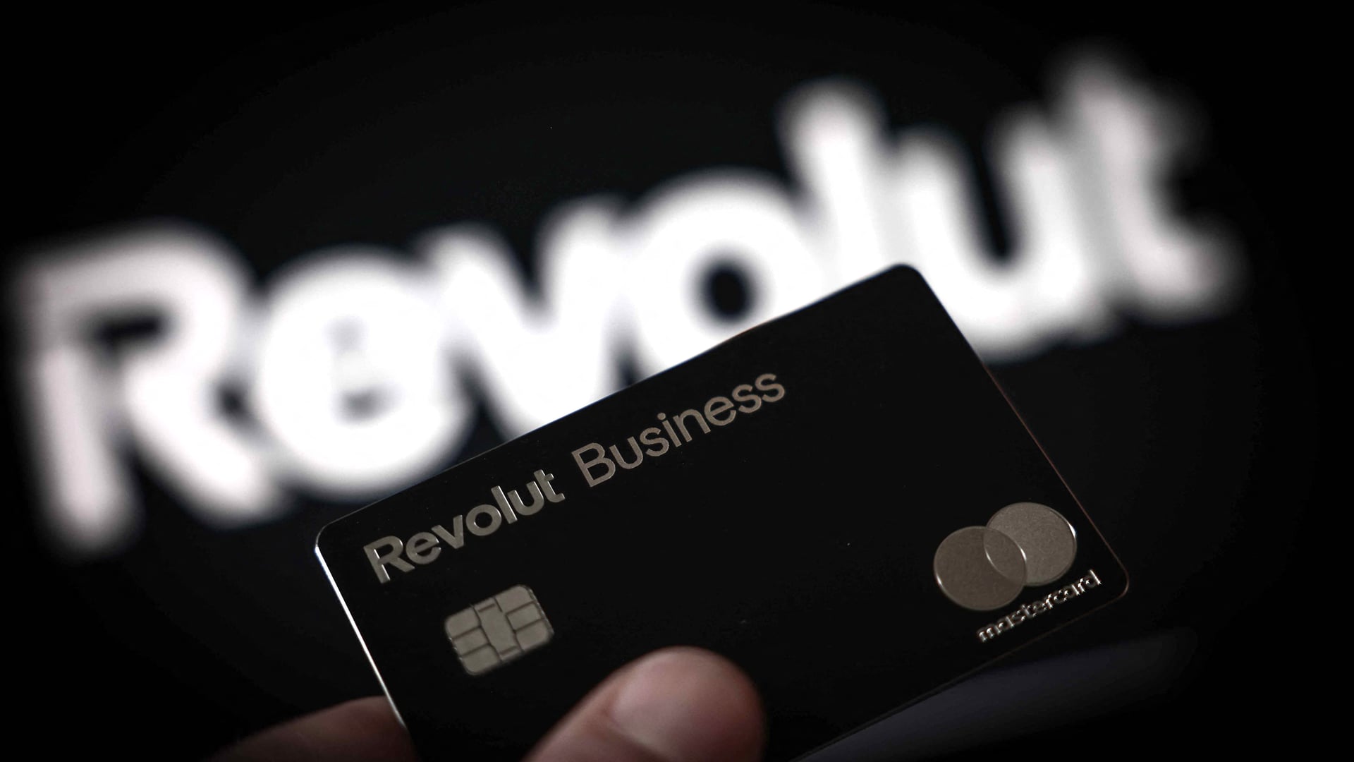 Чорна корпоративна платіжна картка Revolut Business із логотипом Mastercard.