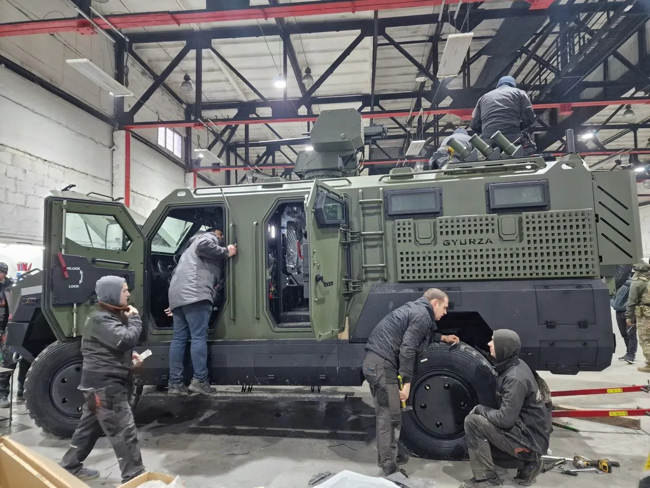 Бронеавтомобіль GYURZA виробництва УкрАрмоТех на виробництві.