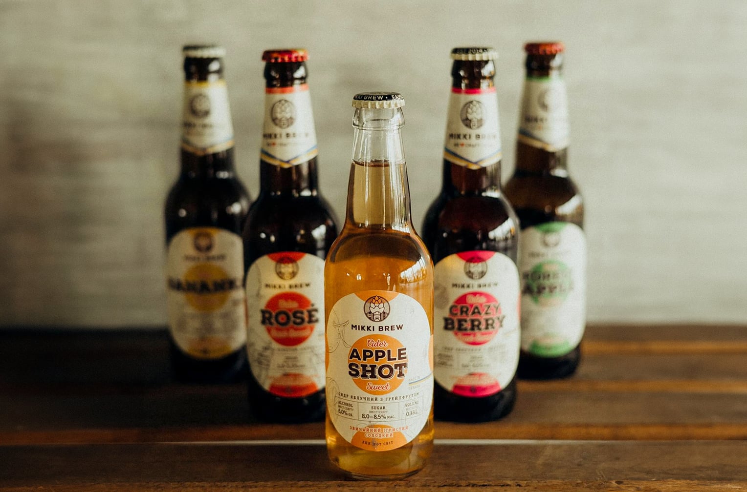Пляшки крафтових напоїв Mikki Brew від "Волинського бровара" на столі.
