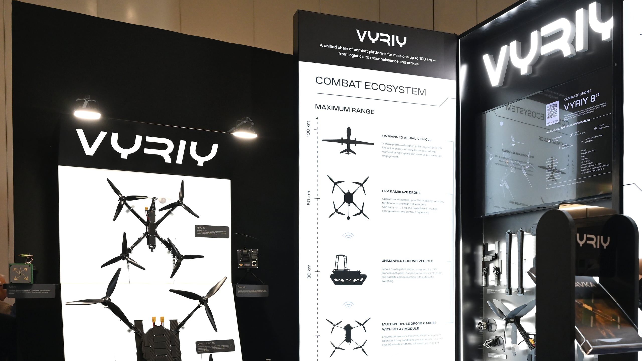 Стенд Vyriy Industries із FPV-дронами, безпілотниками та іншими роботизованими системами на виставці.