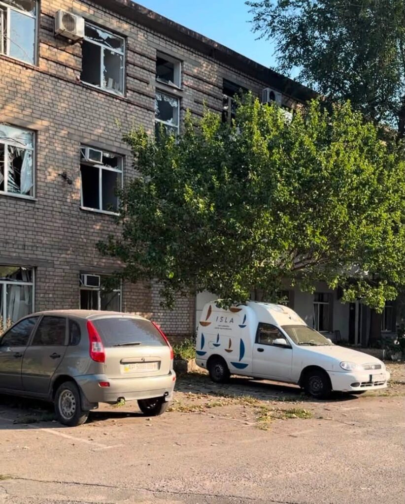 Вибиті вікна фабрики Isla.