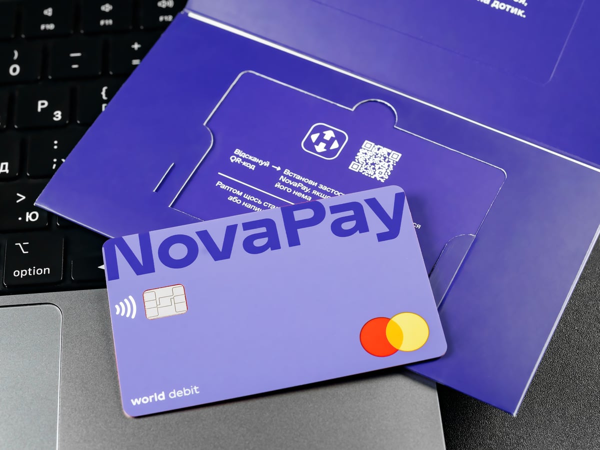 Картка NovaPay на ноутбуці.