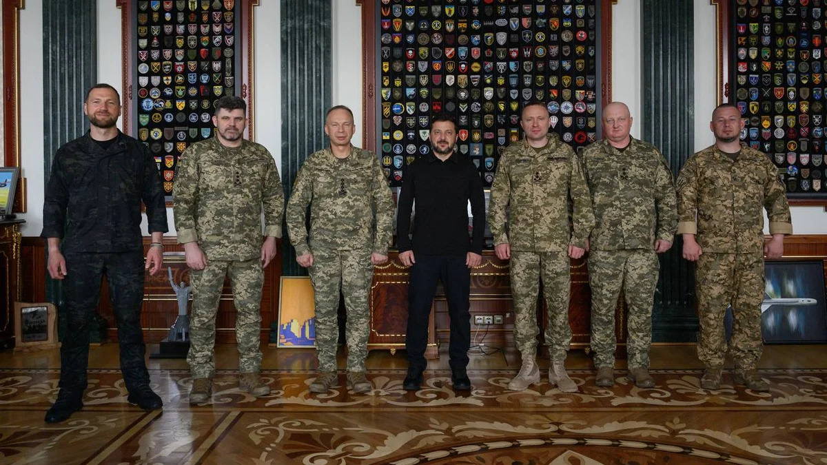 Зеленський зустрівся з Михайлом Драпатим, Євгенієм Хмарою та іншими представниками вищого військового керівництва.