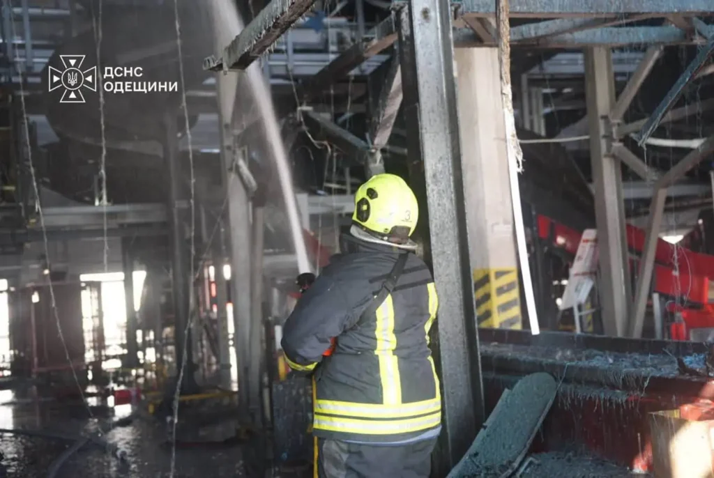 Рятувальник гасить пожежу на терміналі "Нової пошти".