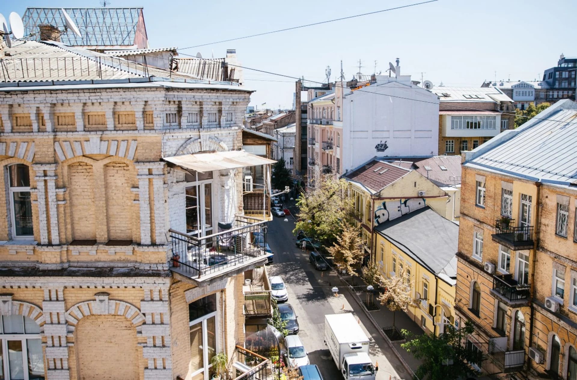 Вид зверху на вулицю Рейтарську в Києві зі старовинною архітектурою.