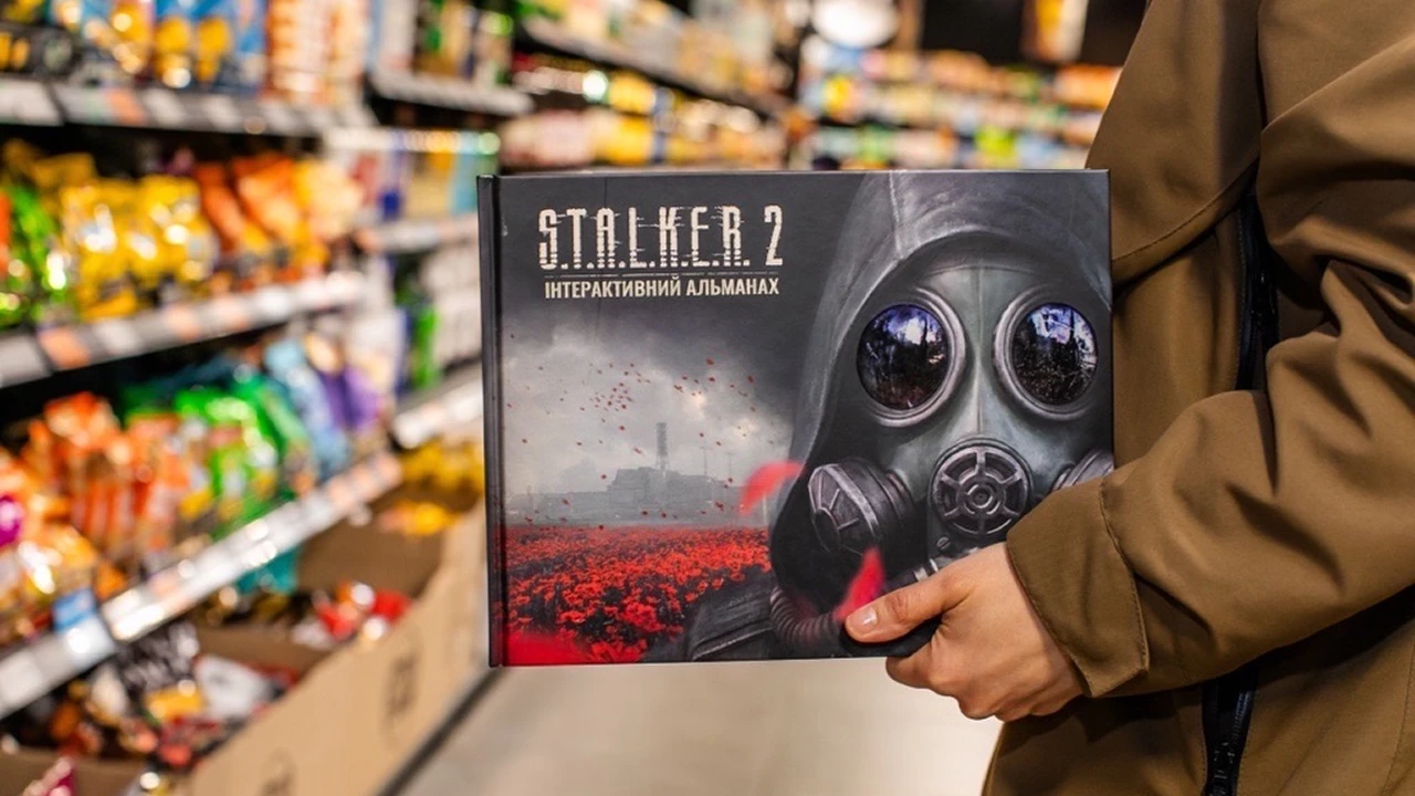 Покупець тримає альманах "S.T.A.L.K.E.R. 2" у магазині АТБ.