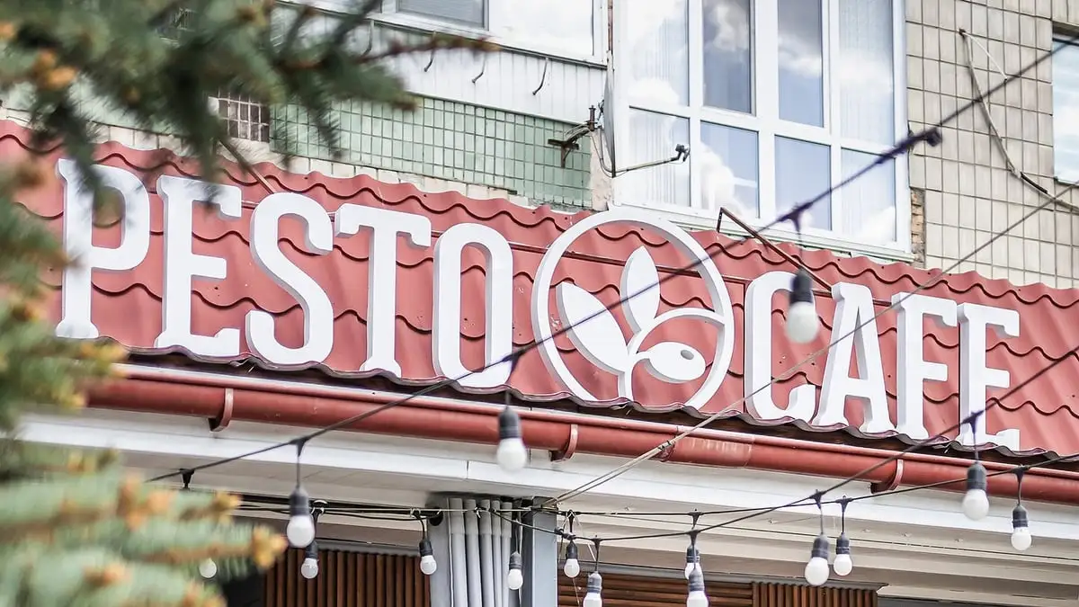 Вивіска ресторану Pesto Cafe.
