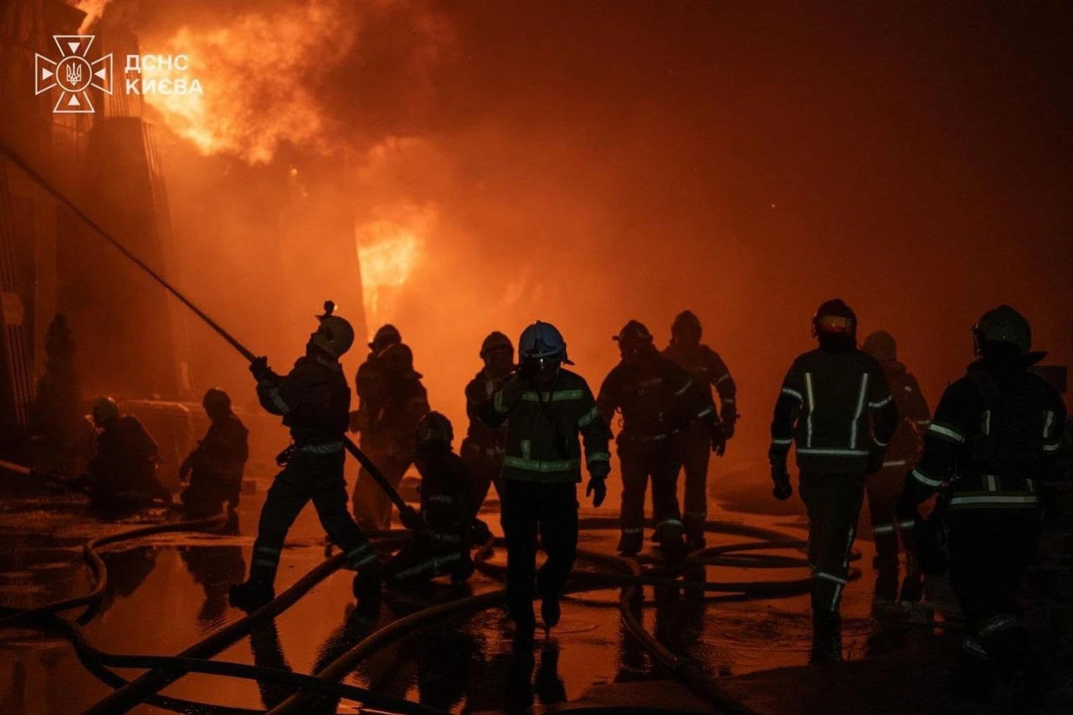 Рятувальники ДСНС Києва під час ліквідації пожежі.